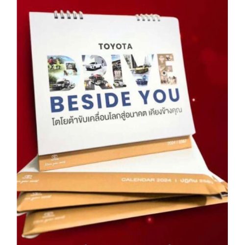 Lịch Để Bàn chính hãng 2024 TOYOTA có nhiều hình ảnh xe hơi khác nhau, giành chiến thắng trong cuộc thi, tranh tô màu xe TOYOTA Dream.