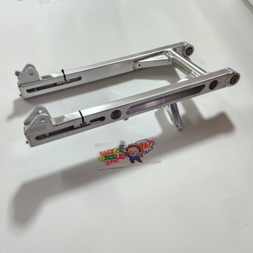 [Swing arm ยาว ZERN8.1 2 lỗ ขานกลม สีเงิน WAVE110i/ WAVE125R / WAVE125S / WAVE125 đường cong bảo vệ gió / WAVE100S 2005 / DREAM SUPERCUB]